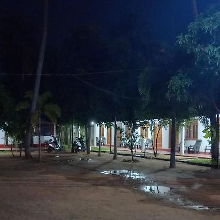 Hotel Sea Shadow Trincomalee Exterior photo
