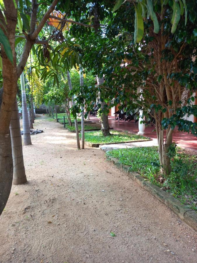Hotel Sea Shadow Trincomalee Exterior photo