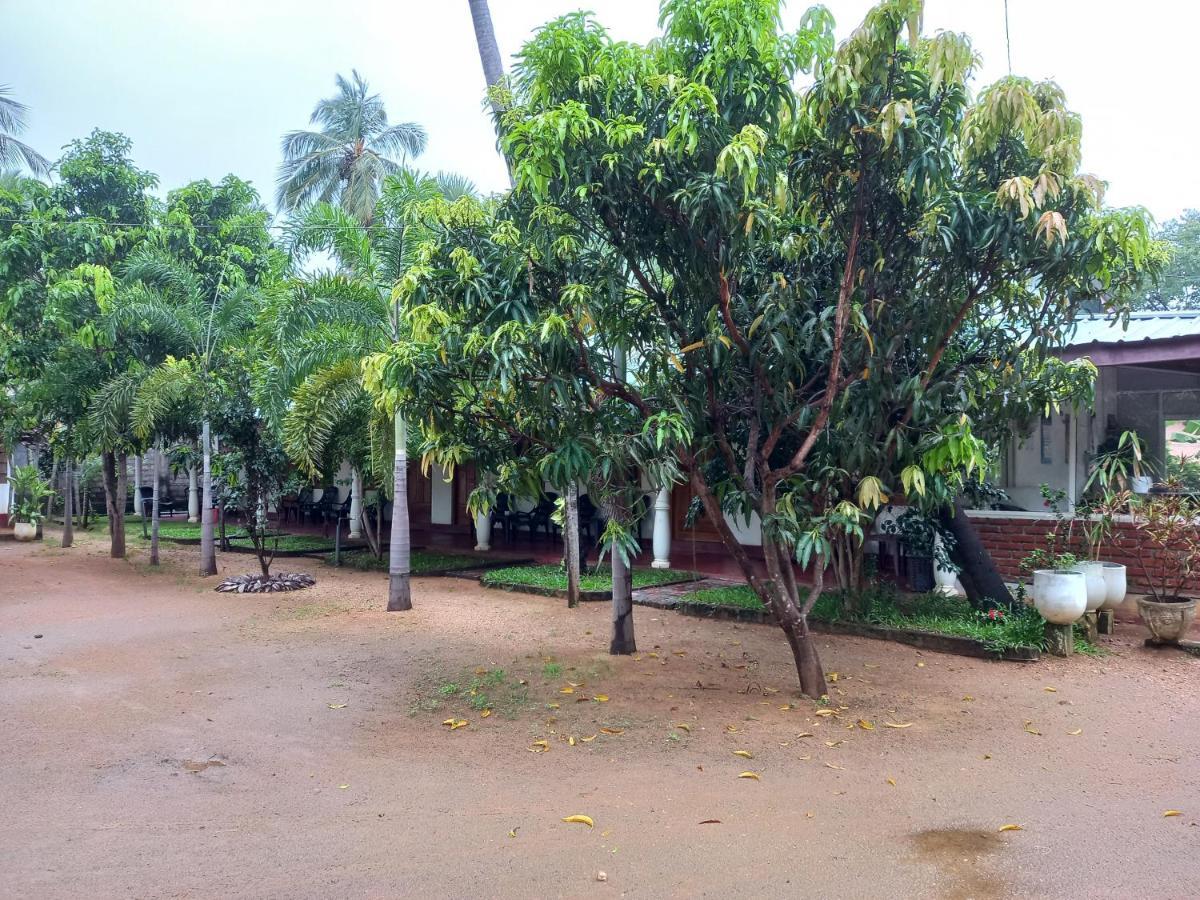 Hotel Sea Shadow Trincomalee Exterior photo