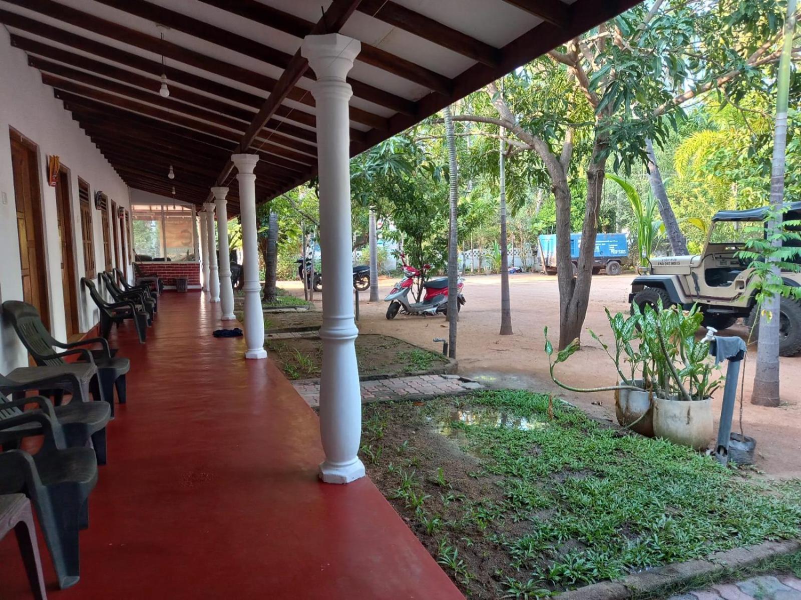 Hotel Sea Shadow Trincomalee Exterior photo