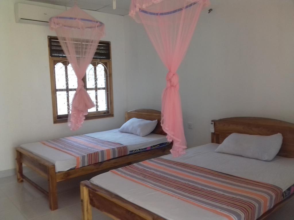 Hotel Sea Shadow Trincomalee Exterior photo